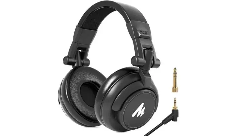 The Maonocaster E2 bundle comes with one of the best podcast headphones.