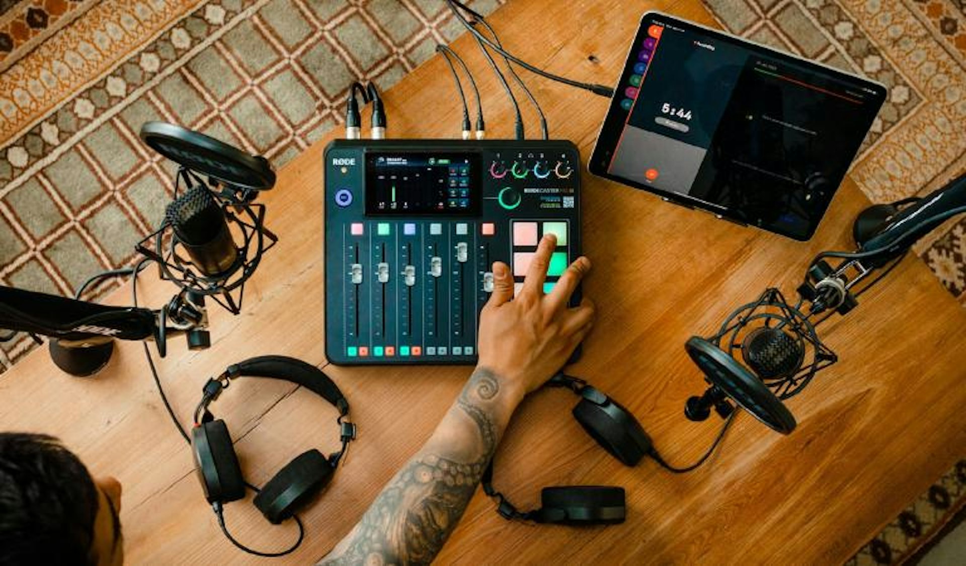 You can use the RØDE Podcast Bundle in place of Maono Podcast Equipment Bundles.